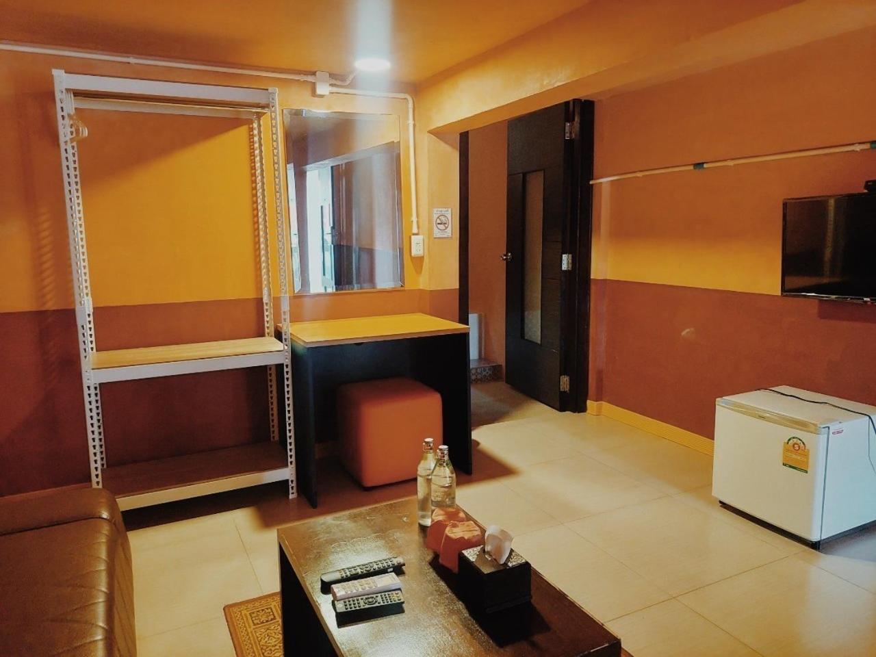 Retro Box Hotel Chumphon Bagian luar foto